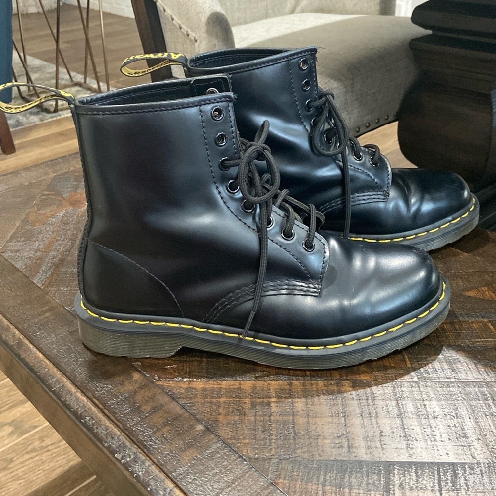 1460 Women’s Smooth Leather Lace Up Boots